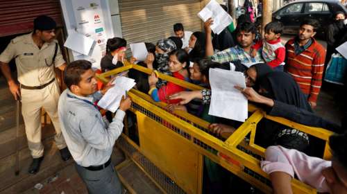 Πανικός στις Ινδικές τράπεζες λόγω κατάργησης μεγάλων χαρτονομισμάτων