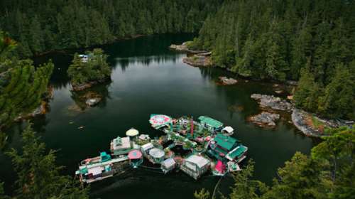 Ζευγάρι θυσίασε 24 χρόνια για να χτίσει αυτό το αυτόνομο νησί που επιπλέει