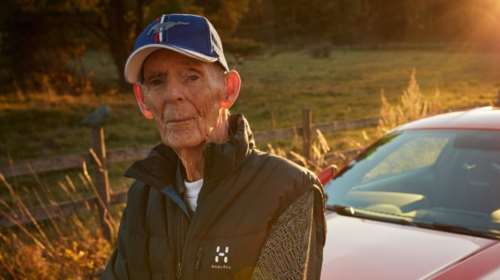 Δες τι αυτοκίνητο οδηγεί ο πιο cool 97χρονος στον πλανήτη