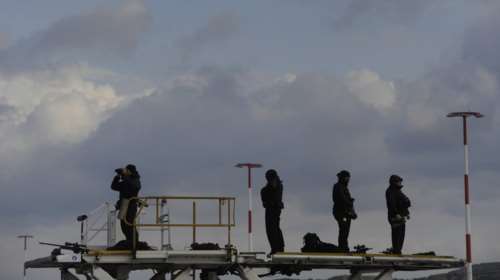 Με το δάχτυλο στη σκανδάλη οι ελεύθεροι σκοπευτές στο αεροδρόμιο