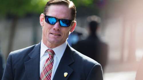 O σκληροτράχηλος bodyguard του Ομπάμα έξω από το Μαξίμου-φωτο