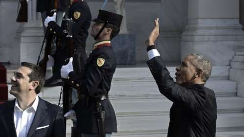 Χαιρετούσαν τον Ομπάμα από τα μπαλκόνια δίπλα στο Μαξίμου-Δείτε φωτο