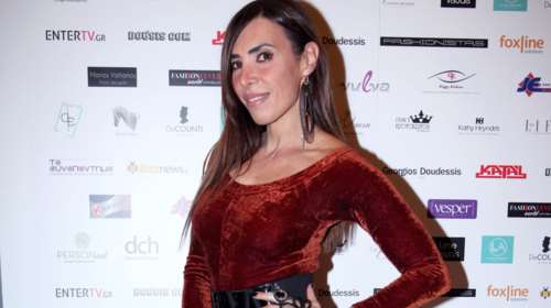 Η Μάγκυ Χαραλαμπίδου με ολόσωμη βελούδινη φόρμα και ψηλές μπότες