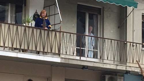 Ηλικιωμένοι με ρόμπες παρακολουθούν την αυτοκινητοπομπή του Ομπάμα