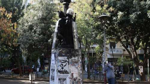 Εξάρχεια: Έκλεψαν κράνη &amp; ασπίδες και τα ...στόλισαν σε άγαλμα