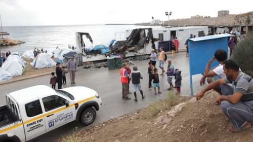 &quot;Ακροδεξιοί πετούσαν πέτρες εναντίον των προσφύγων στη Χίο&quot;