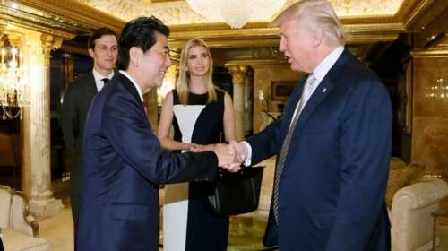 Τι έκανε η Ιβάνκα στη συνάντηση Τραμπ - Ιάπωνα πρωθυπουργού