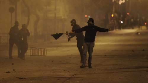 Αναζητούν κατόπιν εορτής τους νεαρούς που έκαψαν τη σημαία