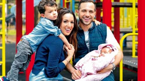 Η Καλομοίρα επιστρέφει στην Ελλάδα μαζί με την οικογένειά της [Εικόνες]