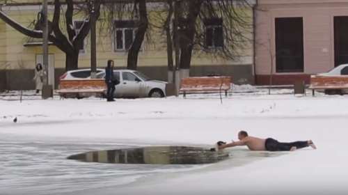 Ημίγυμνος άνδρας ρισκάρει τη ζωή του για να σώσει σκύλο από παγωμένη λίμνη