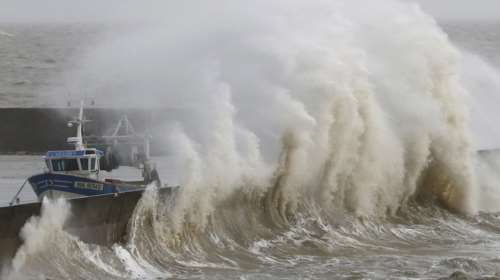 Χωρίς ρεύμα 44.000 νοικοκυριά λόγω σφοδρών ανέμων