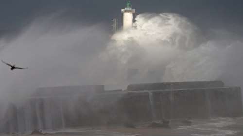 Η καταιγίδα Ανγκους σαρρώνει τη Βρετανία και τη Γαλλία