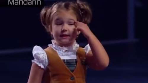 Ολοι υποκλίνονται στο κοριτσάκι που μιλάει 7 γλώσσες! [Βίντεο]