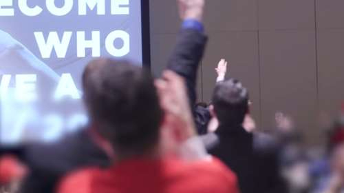 Εκδήλωση υπέρ του Τραμπ με ναζιστικούς χαιρετισμούς και συνθήματα