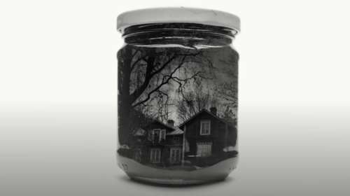 Φωτογράφος «εγκλώβισε» μέσα σε γυάλινα βάζα όλες του τις αναμνήσεις