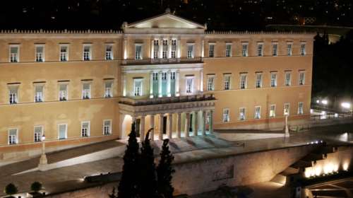 Σαθρό το πλεόνασμα, βασίζεται σε φόρους κι όχι μείωση δαπανών