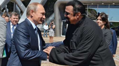 Ο Πούτιν παρέδωσε ρώσικο διαβατήριο στον Στίβεν Σιγκάλ