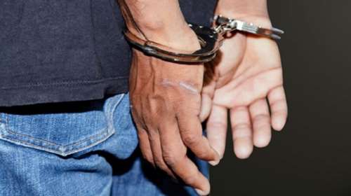 Ένας 55χρονος έκρυβε στο σπίτι του λαθραίο καπνό και κάνναβη