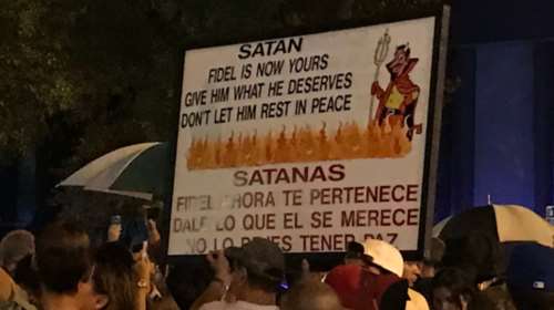 Oι εξόριστοι Κουβανοί στο Μαϊάμι πανηγυρίζουν για τον θάνατο του Κάστρο