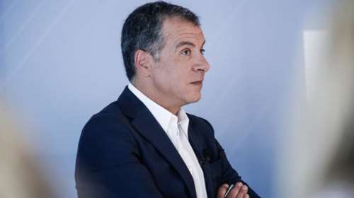 Θεοδωράκης για Τσίπρα: Έξω υμνεί τη Μέρκελ και μέσα τον Κάστρο