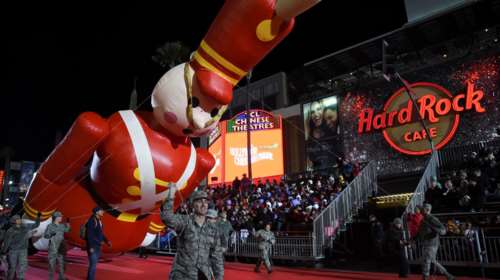 Η λαμπερή 85η Χριστουγεννιάτικη παρέλαση στο Λος Αντζελες