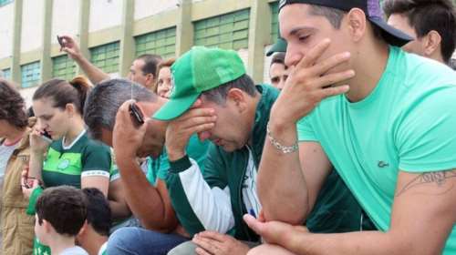 Οι οπαδοί της Chapecoense θρηνούν για τους νεκρούς ποδοσφαιριστές