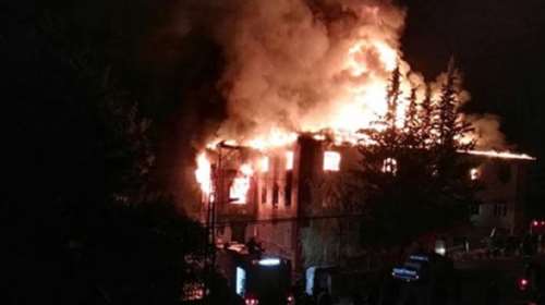 Δώδεκα νεκροί σε μεγάλη φωτιά σε εστία μαθητών στα Άδανα