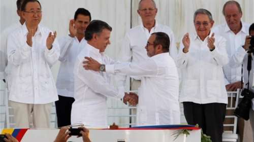 Εγκρίθηκε η συμφωνία ειρήνευσης με την FARC στην Κολομβία