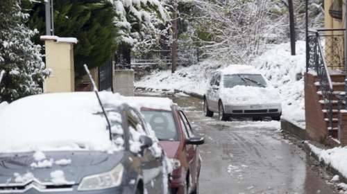 Με αλυσίδες τα οχήματα σε αρκετούς δρόμους της κεντρικής Μακεδονίας