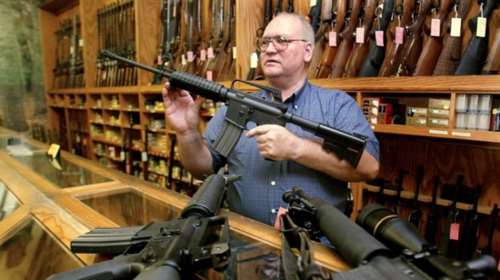 Διευθυντής Levis στις ΗΠΑ: Μην φέρνετε όπλα στα μαγαζιά μας