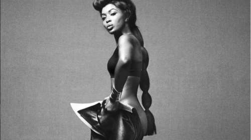 Ναόμι Κάμπελ: Ο θρύλος της πασαρέλας σε μια ανατρεπτική φωτογράφιση