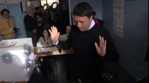 Η αμήχανη στιγμή του Ματέο Ρέντσι μπροστά στην κάλπη
