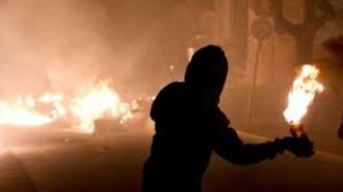 150 βόμβες μολότοφ μέσα σε τελάρα &amp; βαλίτσες στα Εξάρχεια