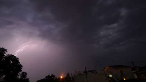 Κεραυνός έπεσε σε μπαλκόνι μονοκατοικίας στην περιοχή Φανές