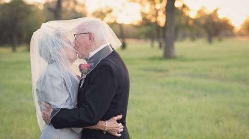 Έβγαλαν φωτογραφίες τον γάμο τους 70 ολόκληρα χρόνια μετά