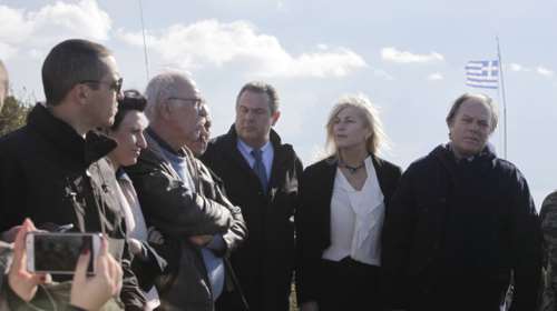 Η «Αυγή» ...πανηγυρίζει για τη φωτό ΣΥΡΙΖΑ-ΑΝΕΛ με Κασιδιάρη