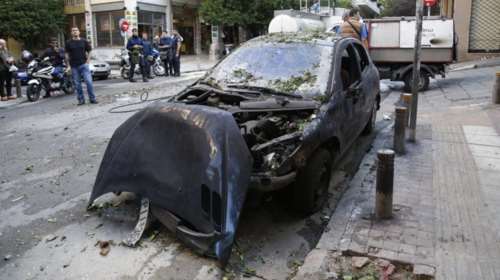 Εξάρχεια: Αναρχικοί ζητούν με φυλλάδια την απομάκρυνση των ΙΧ!