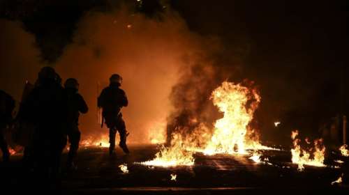 Επεισόδια από αντιεξουσιαστές στα Εξάρχεια με φωτιές και μολότοφ