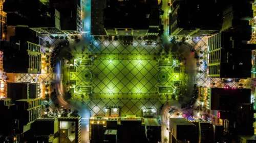 Ποια μεγάλη ελληνική πόλη στολίστηκε και είναι τόσο όμορφη από ψηλά;