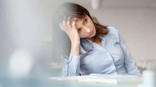 Συμπτώματα κατάθλιψης: Οι βιταμίνες και τα βότανα που βοηθούν