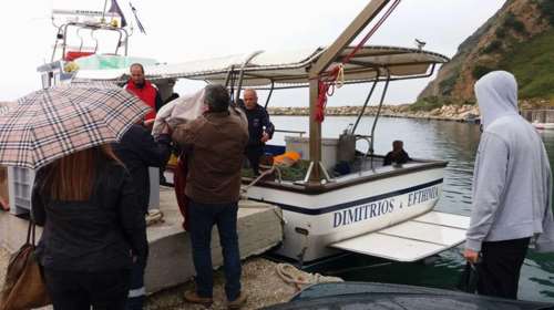 Απίστευτες εικόνες: Μετέφεραν ασθενείς από την Κεφαλονιά με ...καΐκι