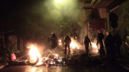 Στο αυτόφωρο οδηγούνται 12 άτομα για τα επεισόδια στα Εξάρχεια