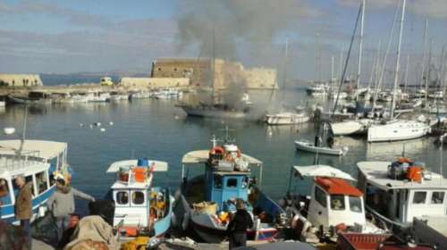 Φωτιά σε σκάφος στο Ενετικό λιμάνι του Ηρακλείου