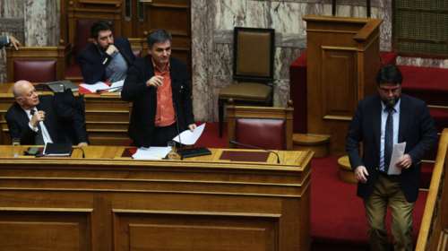 Επεισοδιακοί διάλογοι Τσακαλώτου - Οικονόμου στη Βουλή