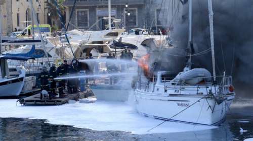 Στις φλόγες σκάφη στο ενετικό λιμάνι του Ηρακλείου - φωτό -