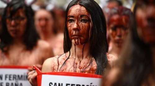 Γυμνή και αιματοβαμμένη διαδήλωση στην Ισπανία