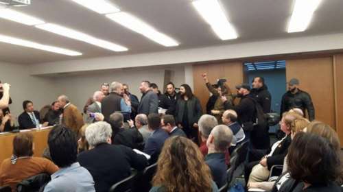 Εισβολή από βουλευτές της Χρυσής Αυγής σε εκδήλωση στην ΕΣΗΕΑ