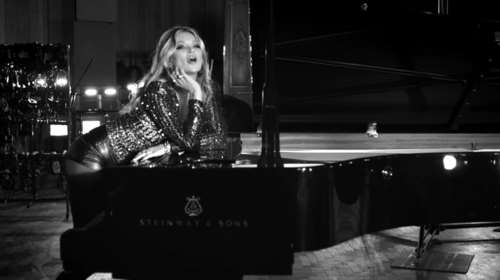 Η Κέιτ Μος μεταμφιέζεται σε... Πρίσλεϊ στο νέο κλιπ του The Wonder Of You