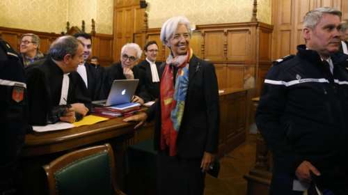 Με χαμόγελα η Λαγκάρντ στο εδώλιο για την υπόθεση Ταπί