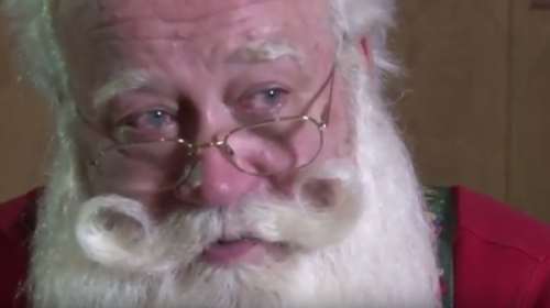 Ενας Αγιος Βασίλης μιλά με δάκρυα για την πιο δύσκολη αποστολή της ζωής του